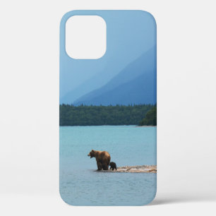 FUNDA PARA iPhone 12 UN OSO MADRE LE ENSEÑA A SUS CUBS PARA QUE NADEN A