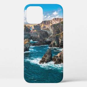 Funda Para iPhone 12 Un paisaje dramático en Mizen Head, en la costa at