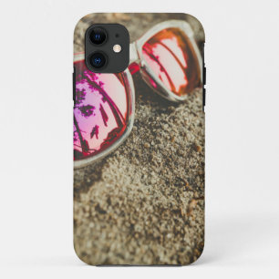 Funda Para iPhone 11 Un par de gafas de sol de moda en la playa