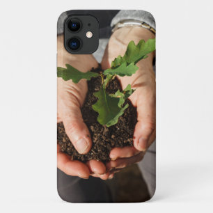 Funda Para iPhone 11 Un roble pequeño en manos de una mujer