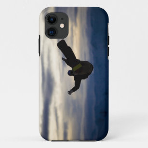 Funda Para iPhone 11 Un snowboarder de sexo masculino hace un salto