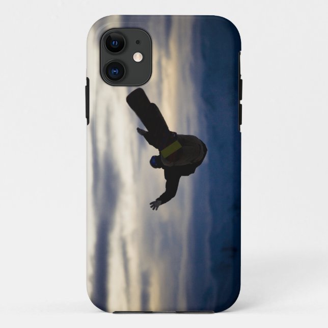 Funda De Case-Mate Para iPhone Un snowboarder de sexo masculino hace un salto (Reverso)