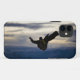 Funda De Case-Mate Para iPhone Un snowboarder de sexo masculino hace un salto (Reverso (horizontal))