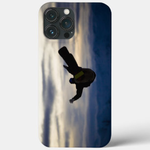 Funda Para iPhone 13 Pro Max Un snowboarder de sexo masculino hace un salto