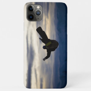 Funda Para iPhone 11 Pro Max Un snowboarder de sexo masculino hace un salto
