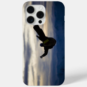 Funda Para iPhone 15 Pro Max Un snowboarder de sexo masculino hace un salto