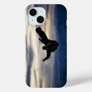 Funda Para iPhone 15 Un snowboarder de sexo masculino hace un salto