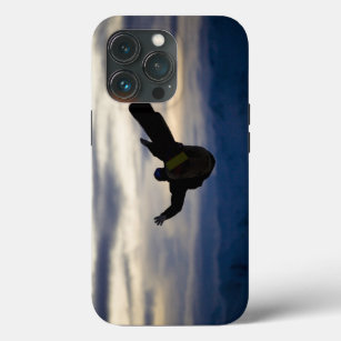 Funda Para iPhone 13 Pro Un snowboarder de sexo masculino hace un salto