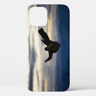 Funda Para iPhone 12 Un snowboarder de sexo masculino hace un salto