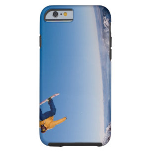Funda Resistente Para iPhone 6 Un snowboarder hace girar apagado un salto en la