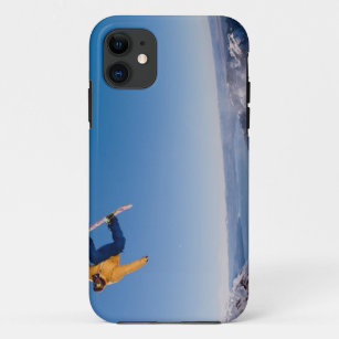 Funda Para iPhone 11 Un snowboarder hace girar apagado un salto en la