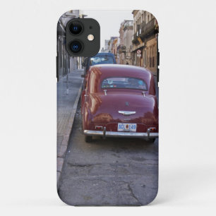 Funda Para iPhone 11 Un viejo y clásico coche peugeot aparcado en una c