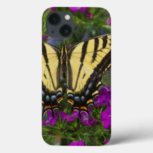 Funda Para iPhone 13 Una mariposa del virrey en las flores rosadas