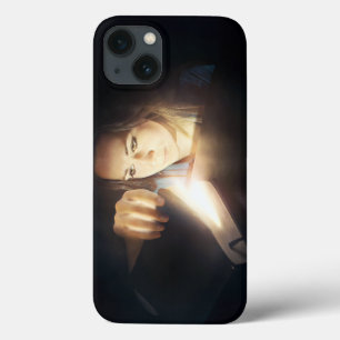 Funda Para iPhone 13 Una mujer mira dentro de un libro brillante