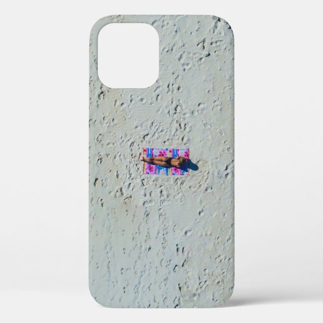 Funda De Case-Mate Para iPhone Una persona tomando el sol en la playa (Reverso )