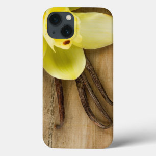Funda Para iPhone 13 Vainas y flor de la vainilla sobre fondo de madera