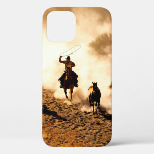 Funda Para iPhone 12 Vaqueros persiguiendo caballos marchitos. rodadura