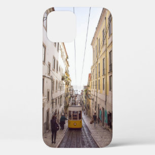 FUNDA PARA iPhone 12 VEHÍCULO AMARILLO Y GRIS PASANDO POR LA CARRETERA