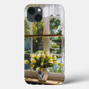 Funda Para iPhone 13 Ventana con cortina de encaje y tulipanes
