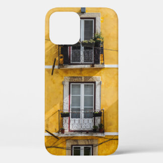 FUNDA PARA iPhone 12 VENTANALES DE MADERA BLANCA Y PARED PINTADA AMARIL