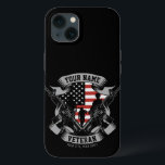 Funda Para iPhone 13 Veterano norteamericano personalizado orgulloso de<br><div class="desc">Personalizado veterano norteamericano orgulloso Vet USA Bandera con soldados con armas de fuego y diseño de bandera norteamericana. ¡Personalizado con su nombre,  texto Personalizado y ubicación! ¡Un regalo perfecto para esa persona especial en tu vida!</div>