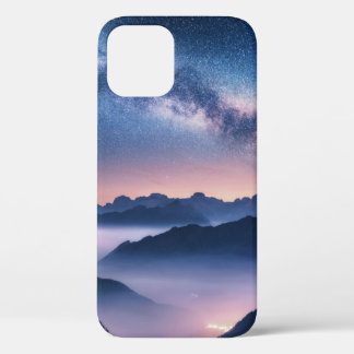 Funda Para iPhone 12 Vía Láctea sobre montañas en niebla por la noche e