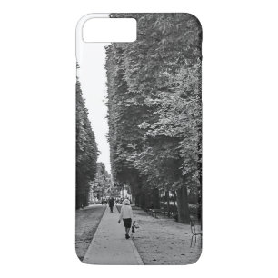 title_seo2 Vieja caminando en un parque en París en verano