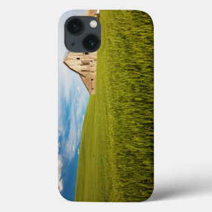 Funda Para iPhone 13 Viejo establo rodeado por el campo de trigo de pri