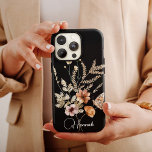 Funda Para iPhone 11 Vintage Watercolor Boho Florals con nombre<br><div class="desc">Este bonito estuche de teléfono presenta un fondo negro, un hermoso bouqet floral acuático con mariposa y su nombre en un elegante guión de caligrafía. Es el funda perfecto para cualquiera que quiera un diseño que destaque. Agregue su nombre al personalizar de este diseño. ¡También hace un maravilloso regalo de...</div>