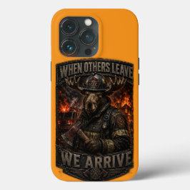 Funda Para iPhone 13 Pro VLLC When Others Leave We Arrive Firefighter Moose