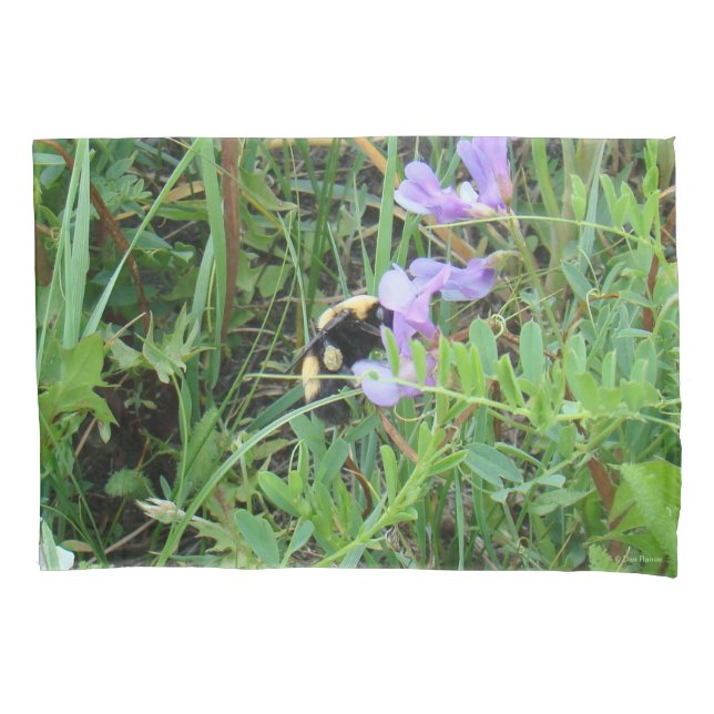 Funda De Cojín Abeja silvestre F2 en flores silvestres moradas (Anverso)