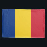 Funda De Cojín Bandera Patriótica de la Montaña Negra de Rumania<br><div class="desc">Añada un toque de orgullo rumano a la decoración de su habitación con nuestra exclusiva funda de almohadas con la bandera de Rumania. Diseñado con meticulosa atención a los detalles, este estuche de almohadas es más que un simple artículo funcional; es una celebración del legado y orgullo cultural de Rumania....</div>