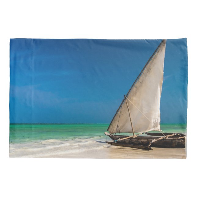 Funda De Cojín Barco de pesca tradicional en la playa (Reverso)