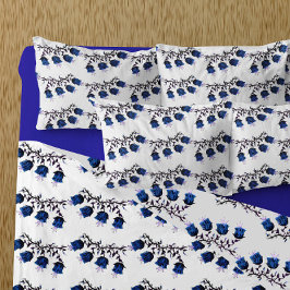Funda De Cojín Blue Canterbury Bells en las flores de vino