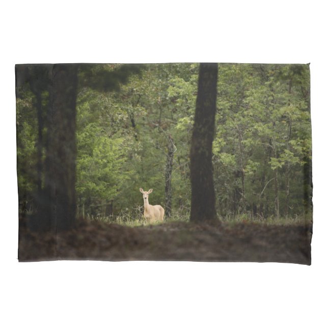 Funda De Cojín Bosques | Un ciervo blanco en el bosque (Anverso)