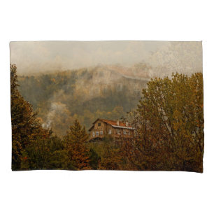 Funda De Cojín Casa de madera forestal: Tranquila escena