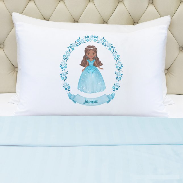 Funda De Cojín Chica  de cuento de hadas personalizado (A cute girls blue princess pillowcase. Personalize it with your girls name. So cute for her bed.)