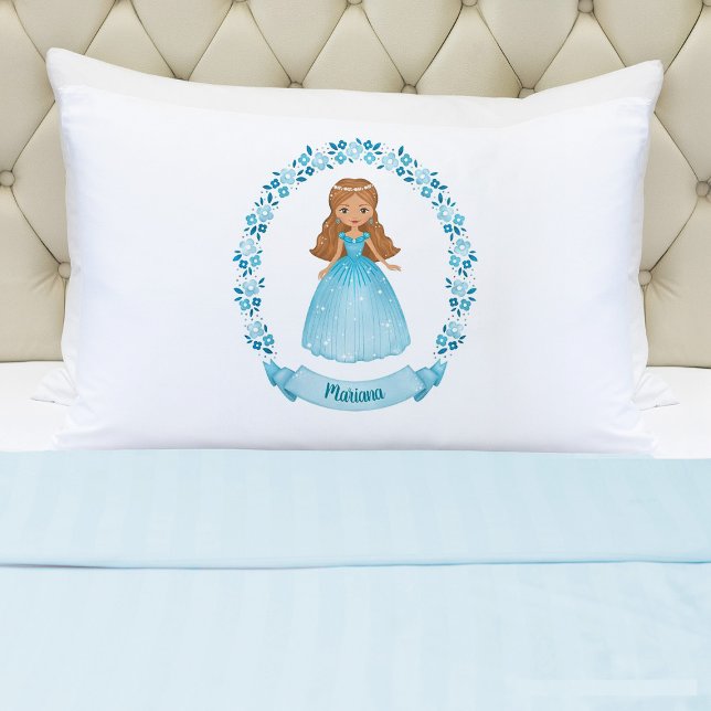Funda De Cojín Chica de princesa de cuento de hadas (A cute girls blue princess pillowcase. Personalize it with your girls name. So cute for her bed.)