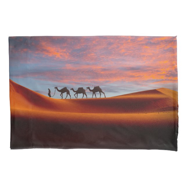 Funda De Cojín Deserts | Man & Camels in the Sand Dunes (Anverso)