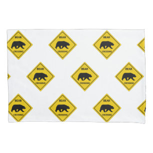 Funda De Cojín El oso de SlipperyJoe cruzando la silueta del oso