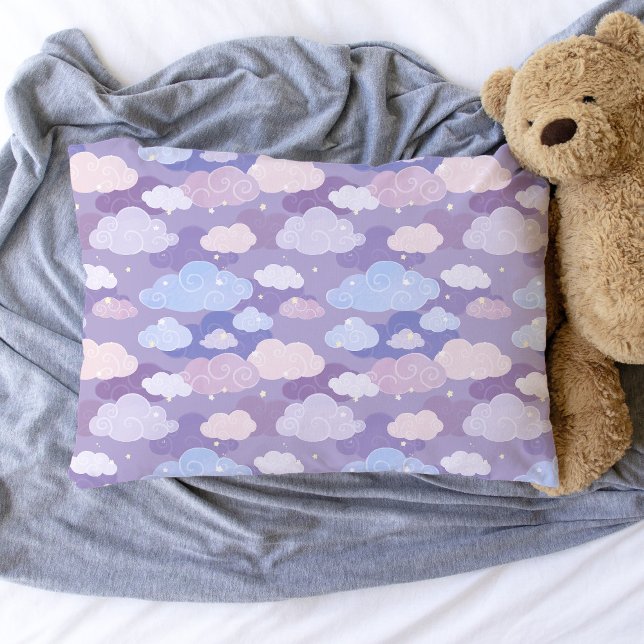 Funda De Cojín Espectacular patrón de nubes pasteles y estrellas (Whimsical Purple Sky & Clouds Pattern Pillowcase)