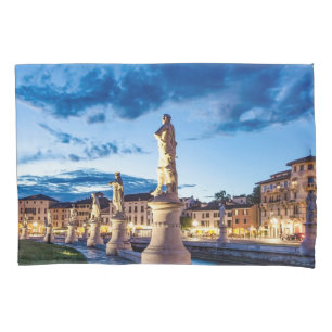 Funda De Cojín Fila de estatuas iluminadas en Padova