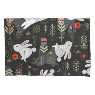 Funda De Cojín Fondo oscuro, conejos blancos, cosecha floral.