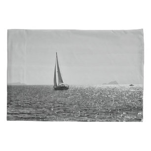 Funda De Cojín Foto moderna de Guay del barco de vela en verano