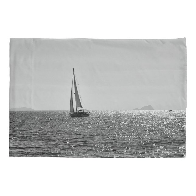 Funda De Cojín Foto moderna de Guay del barco de vela en verano (Reverso)