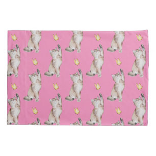 Funda De Cojín Gato llegando a la mariposa amarilla en rosa