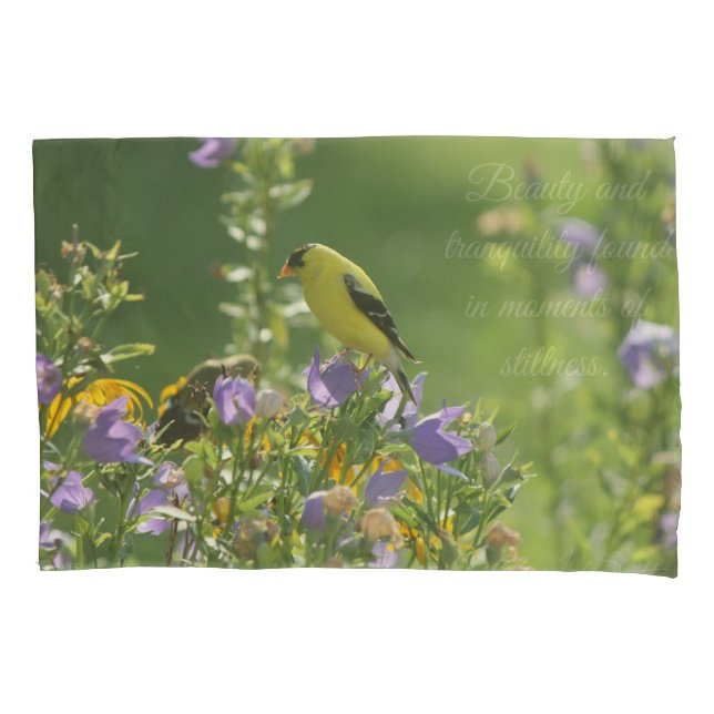 Funda De Cojín Goldfinch en una flor harebell (Anverso)