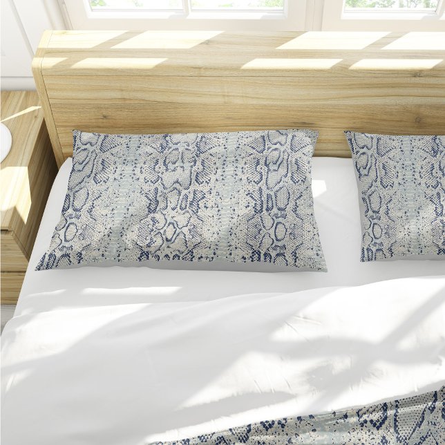 Funda De Cojín Impresión de animales de piel de serpiente gris y  (Grey and Blue Snake Skin Print Pillow Case by Looly Elzayat)