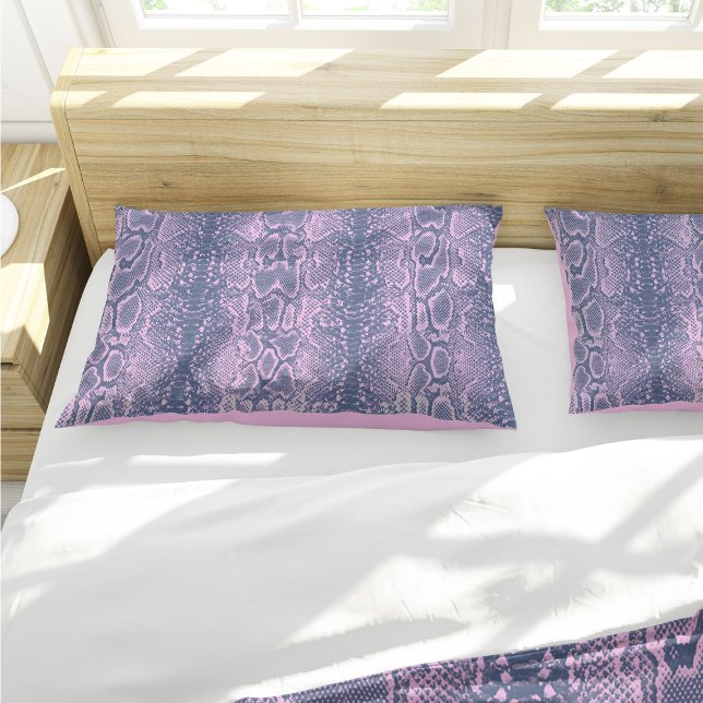 Funda De Cojín Impresión de animales de piel de serpiente rosa (Pink Snakeskin Animal Print Pillow Case by Looly Elzayat)