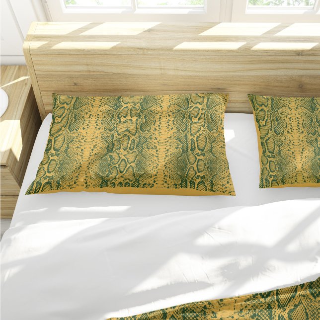 Funda De Cojín Impresión de animales de piel de serpiente verde a (Yellow Green Snake Skin Print Pillow Case by Looly Elzayat)